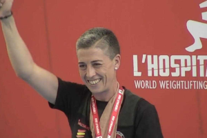 La campeona del mundo saluda a la afición.