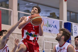 Luis Rueda entrando a canasta.