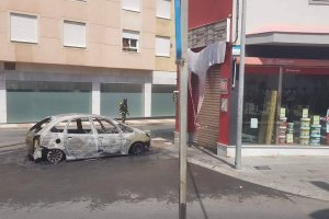 Imagen del coche calcinado cedida por Red Ciudadanos Roquetas de Mar.