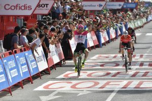 Clarke levantando los brazos en Roquetas.