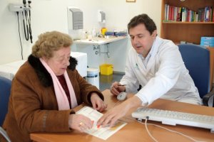 Un médico le explica a una paciente su diagnóstico.