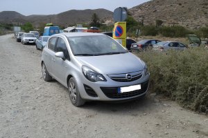 Vehículos aparcados en el camino de la playa de Los Genoveses en la Semana Santa del año pasado.