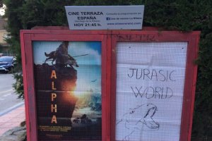 La improvisada cartelera en una terraza de verano de Murcia.