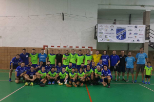 Los dos equipos en la pista.