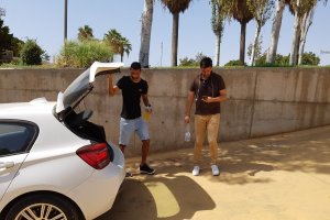 Joaquín Fernández guardando sus pertenencias.