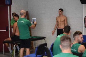 Los jugadores siendo examinados.