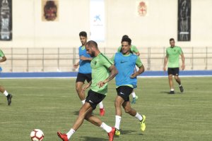 Nano González trabajando con sus compañeros.