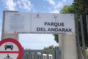 Horarios en uno de los accesos al parque.