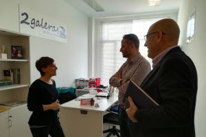 El Delegado de Economía y el Director Provincial de Andalucía Emprende junto ‘2 Galeras’.
