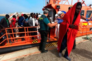 Llegada de una embarcación de Salvamento Marítimo tras rescatar varias pateras en las costas españolas.