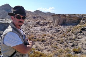 Pedro Penella, en uno de los escenarios almerienses de ‘Indiana Jones y la última cruzada’. (Fotos: cortesía de Pedro Penella).