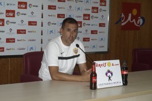 Esteban Navarro en sala de prensa.