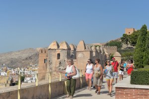 La ruta pasa por la fortaleza de La Alcazaba.