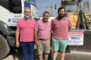 Almansa atento a los trabajos que se realizan.