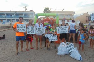 Voluntarios participantes en ‘Mi playa bonica’ junto a los residuos recogidos.
