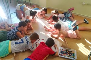 Participantes de las Escuelas de Verano realizadas en distintas sedes de Níjar durante algunos de los talleres.