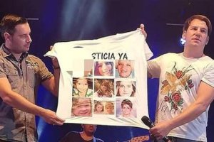 Camiseta mostrada con la cara oculta de Gabriel.