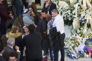 La familia Juan José Cortés con los padres de Gabriel Cruz en la capilla ardiente
