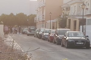 El cuerpo del fallecido espera en la calle la llegada del juez.