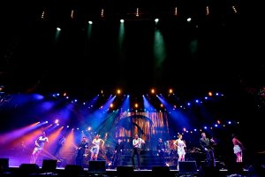 El show cuenta con bailarines, interacciones con vídeos y un estilo de los años 30.