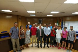 Alumnos y docentes, con el delegado de Empleo, el alcalde y el concejal de Roquetas.
