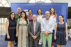 Gabriel Amat, con los nuevos empleados y el diputado de Personal, José Fernández.