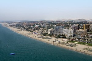 La urbanización de Roquetas es uno de los polos de atracción turística de la provincia.