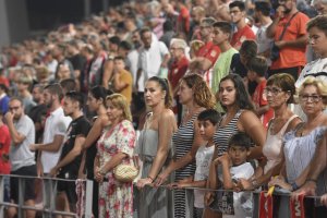 Los seguidores del Almería puestos en pie por Paco Andújar.