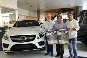 Almansa, Fernández e Ibáñez en el concesionario Mercedes.