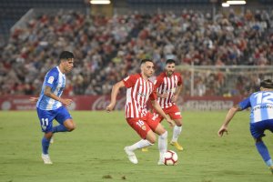 Aguza en una jugada del Almería - Málaga.