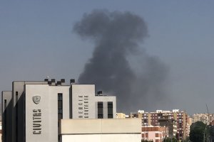 Columna de humo provocada por el incendio