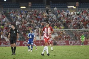 Caballero en una jugada del partido del Almería ante el Tenerife.