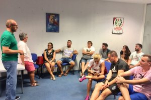 En una charla.