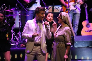Dios (Diego Moreno) y Sor Bernarda (Mª del Pilar Carmona) durante uno de los números musicales.