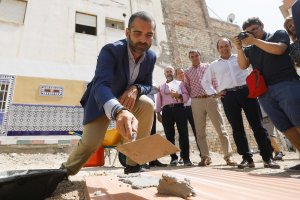 El alcalde pone la primera piedra de la promoción