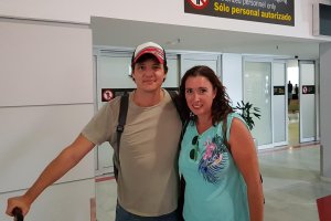 El actor Pedro Pascal junto a Mariola Martín, codirectora del programa de radio Cine en Serie.