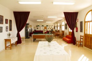 Salón del albergue utilizado hasta ahora como granja escuela y que se ha convertido en centro de acogida.