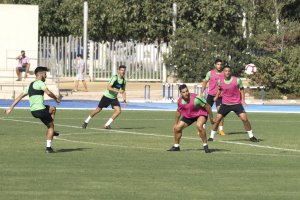 Chema Núñez superando la presión de Ángel Trujillo.