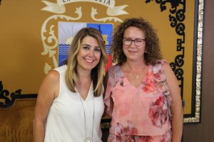 Susana Díaz y la alcaldesa de Garrucha, María López, en su visita al Ayuntamiento.