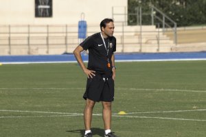 Fran Fernández tiene mucho trabajo con tanto jugador nuevo.