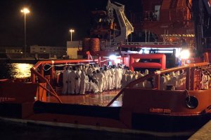 Llegada de inmigrantes este miércoles al puerto de Almería.