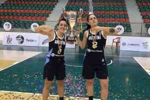 Las jugadoras del ISE CB Almería tras el éxito con Argentina.