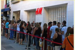 Colas en el Paseo en el momento en el que abrió H&M en septiembre de 2011.