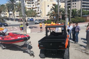 Embarcación y vehículo incorporados al mantenimiento de playas.
