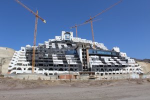 Hotel en la playa de El Algarrobico, que espera para ser demolido.