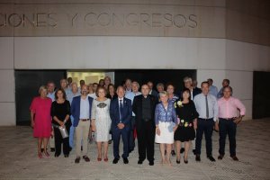 Asistentes a la cena pro-paso procesional con el presidente de la Diputación a la cabeza.