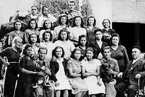 Francisco Delgado, más conocido como ‘el Pellejero’, en su almacén de la Rambla de Belén junto a colaboradores.