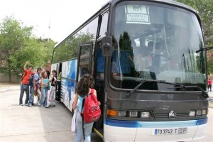 Alumnos en una ruta de transporte a colegios.