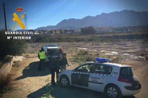 La Guardia Civil esclarece el robo de tres vehículos.