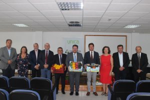 Foto institucional de la Junta de Andalucía con los dirigentes de la cooperativa Camposol.
